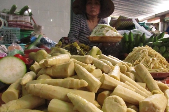 Tẩm chất vàng ô trong măng và cải chua tại chợ Vũng Tàu